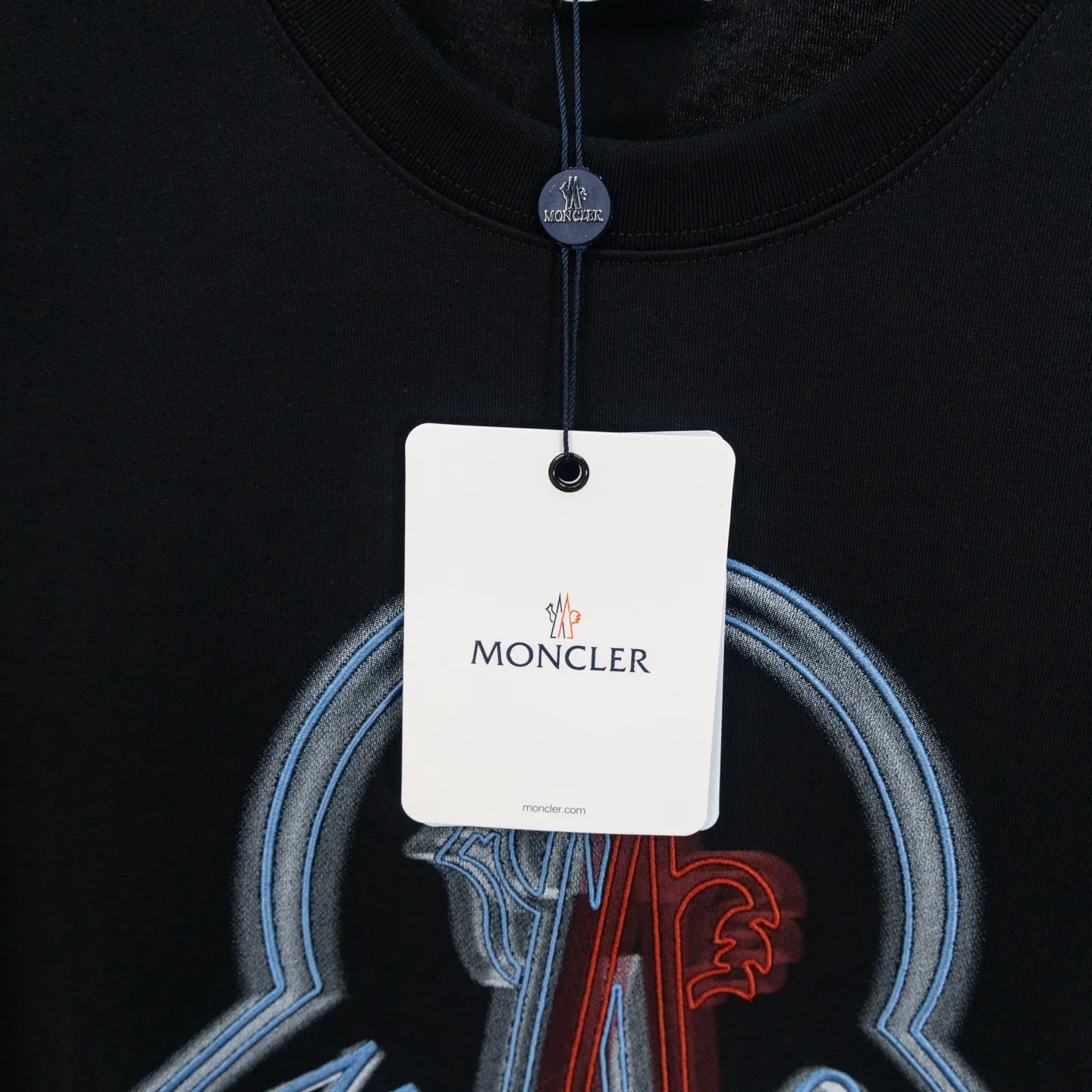 ：A 37 2026 New Arrival Same Style👫 T ， ！ ， ， logo ！ ， Versatile， ， ！ ！ Classic Versatile T ， logo ！ ！ Quality ， ！！ ：Black White Size：XS S M L